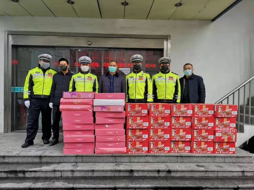 · 警民團(tuán)結(jié)，齊心抗疫，傳遞滿滿正能量