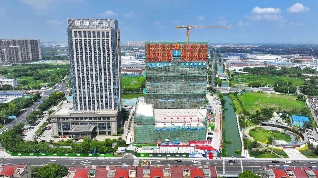 裕隆大廈A幢項(xiàng)目喜封金頂，盛啟繁華